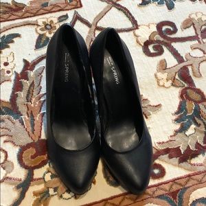 Black pumps/ translucent heel